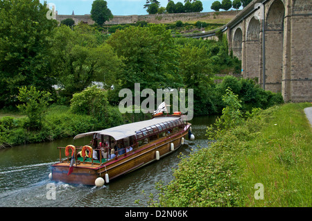 Touristen am Fluss Rance und Flussufern mit Aquädukt, Boot und Schloss Wände, Dinan, Bretagne, Frankreich, Europa Stockfoto