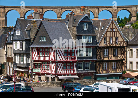 Mittelalterlichen Fachwerkhäusern mit Viadukt im Hintergrund, alte Stadt, Morlaix, Finistère, Bretagne, Frankreich, Europa Stockfoto