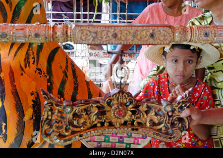 Das größte Nat Ritual, Festival der Geister, Taungbyon, Mandalay-Division, Republik der Union von Myanmar (Burma), Asien Stockfoto