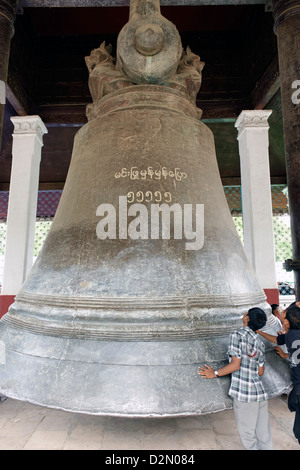 Mingun Bell mit einem Gewicht von 90 Tonnen Mingun, Sagaing Division, Republik der Union von Myanmar (Burma) Stockfoto