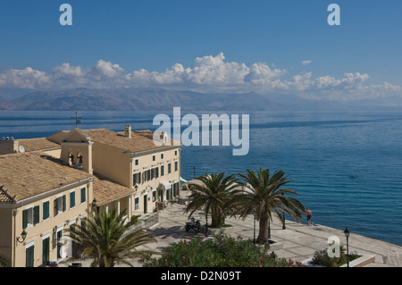 Blick auf das Meer über Meer Seite Café von Korfu-Stadt, Insel Korfu, Ionische Inseln, griechische Inseln, Griechenland, Europa Stockfoto