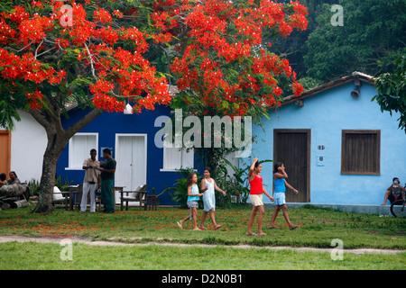 Bunte Häuser am Quadrado, dem Hauptplatz in Trancoso, Bahia, Brasilien, Südamerika Stockfoto