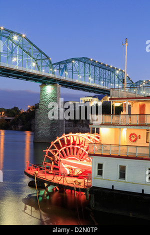 Delta Queen Riverboat und Walnut Street Bridge, Chattanooga, Tennessee, Vereinigte Staaten von Amerika, Nordamerika Stockfoto