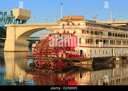 Delta Queen Riverboat und Market Street Bridge, Chattanooga, Tennessee, Vereinigte Staaten von Amerika, Nordamerika Stockfoto