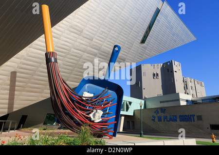 Big Sweep-Skulptur von Claes Oldenburg, Denver Art Museum, Denver, Colorado, Vereinigte Staaten von Amerika, Nordamerika Stockfoto