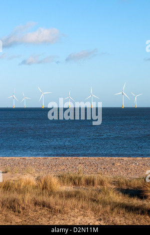 Der Norden Denes Strand, Great Yarmouth, Norfolk, England mit Blick auf den Offshore-Windpark Scroby Sands. Stockfoto