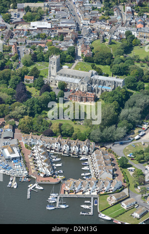 Luftaufnahme von Marina und Kirche in Christchurch, Dorset Stockfoto