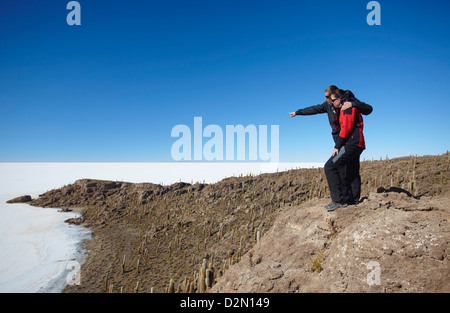 Paar auf Isla del Pescado (Fisch Insel) am Salar de Uyuni (Salt Flats von Uyuni), Abteilung Potosi, Bolivien, Südamerika Stockfoto