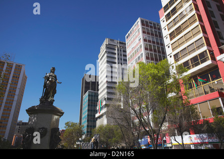Statue und Wolkenkratzern auf Avenida 16 de Julio (El Prado), La Paz, Bolivien, Südamerika Stockfoto