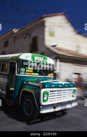 Bus entlang der Straße, La Paz, Bolivien, Südamerika Stockfoto