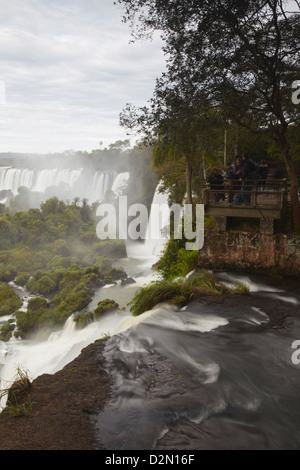 Touristen in Iguazu Wasserfälle in Iguazu National Park, UNESCO World Heritage Site, Misiones, Argentinien, Südamerika Stockfoto