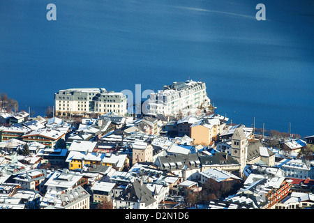 Zell See-Panorama mit dem Grand Hotel in der Mitte, Österreichische Alpen, Österreich. Stockfoto