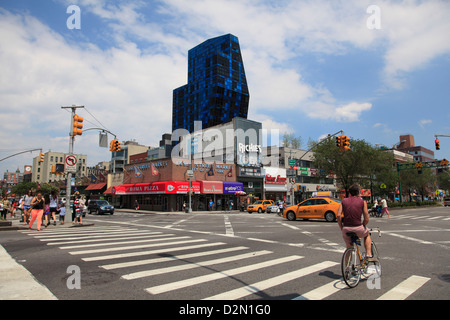 Blaues Gebäude, Luxus Wohnhaus Delancey Street, Lower East Side, Manhattan, New York City, USA Stockfoto