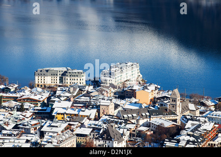 Zell See-Panorama mit dem Grand Hotel in der Mitte, Österreichische Alpen, Österreich. Stockfoto