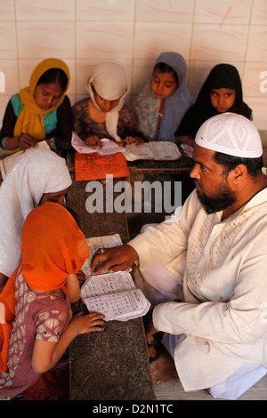 Mädchen studieren in einer Medersa (koranische Schule), Fatehpur Sikri, Uttar Pradesh, Indien, Asien Stockfoto