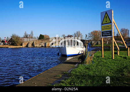 Ein Blick auf den Fluß Thurne und mittelalterliche Brücke auf den Norfolk Broads in Potter Heigham, Norfolk, England, Vereinigtes Königreich. Stockfoto