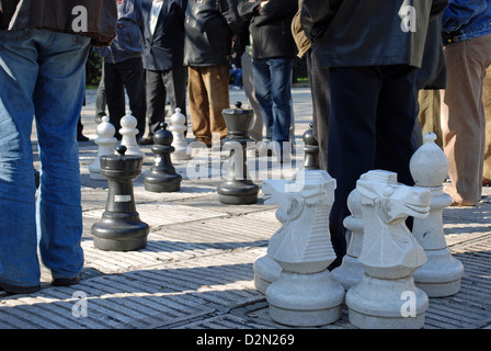 Ältere Männer spielen große Schachspiel in Sarajevo Quadrat. Stockfoto