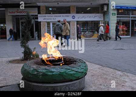 Die ewige Flamme in Sarajevo gewidmet dem Andenken von militärischen und zivilen Opfer des zweiten Weltkrieges. Stockfoto