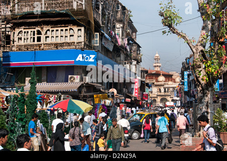 Sheikh Memon Street (Zavari Basar) Mumbai (Bombay) Indien in der Nähe von Crawford Market Hintergrund Moschee Jama Masjid Stockfoto