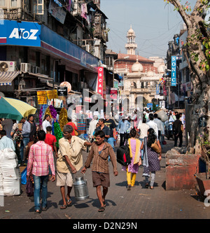 Sheikh Memon Street (Zavari Basar) Mumbai (Bombay) Indien in der Nähe von Crawford Market Hintergrund Moschee Jama Masjid Stockfoto