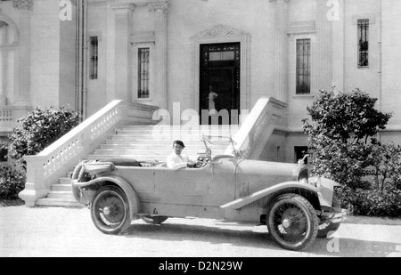 RUDOLPH VALENTINO (1895-1926) italienische Schauspieler in seinem Französisch 1923 Voisin C5 Stockfoto