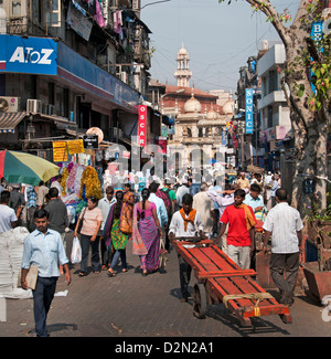 Sheikh Memon Street (Zavari Basar) Mumbai (Bombay) Indien in der Nähe von Crawford Market Hintergrund Moschee Jama Masjid Stockfoto