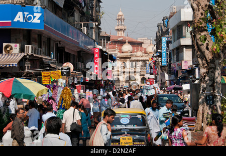 Sheikh Memon Street (Zavari Basar) Mumbai (Bombay) Indien in der Nähe von Crawford Market Hintergrund Moschee Jama Masjid Stockfoto