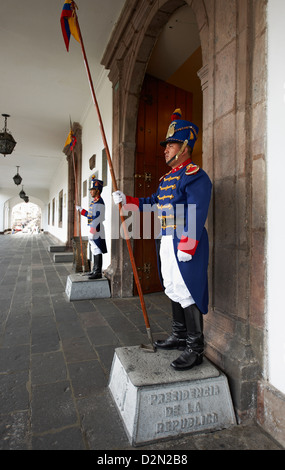 traditionelle Wachen im Haus des Präsidenten, Altstadt von Quito, Ecuador Stockfoto