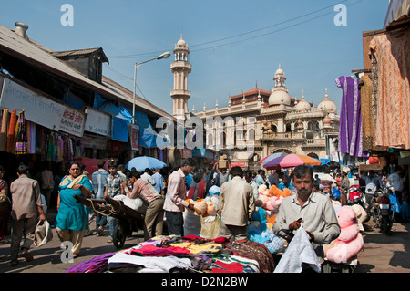 Sheikh Memon Street (Zavari Basar) Mumbai (Bombay) Indien in der Nähe von Crawford Market Hintergrund Moschee Jama Juma Masjid Stockfoto