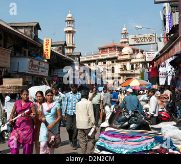 Sheikh Memon Street (Zavari Basar) Mumbai (Bombay) Indien in der Nähe von Crawford Market Hintergrund Moschee Jama Juma Masjid Stockfoto