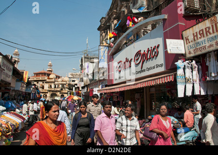 Sheikh Memon Street (Zavari Basar) Mumbai (Bombay) Indien in der Nähe von Crawford Market Hintergrund Moschee Jama Juma Masjid Stockfoto