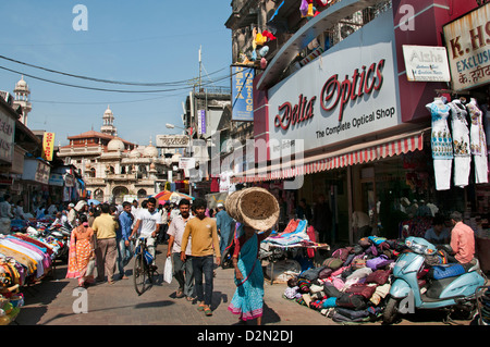 Sheikh Memon Street (Zavari Basar) Mumbai (Bombay) Indien in der Nähe von Crawford Market Hintergrund Moschee Jama Juma Masjid Stockfoto