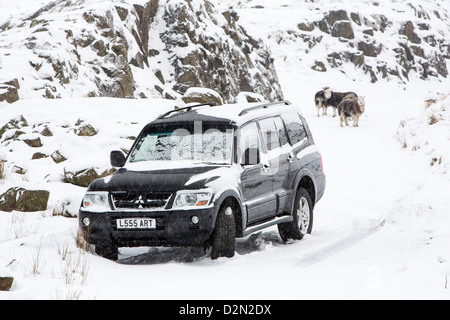 Ein Auto auf Wrynose Pass im Lake District zu 1300 Füßen stecken. Stockfoto