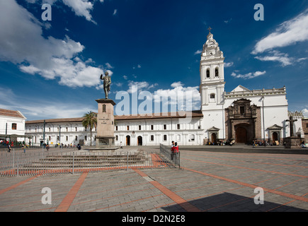 Kirche und Kloster von Santo Domingo und Plaza, Mariscal Sucre Statue vor, Quito, Ecuador Stockfoto