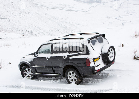 Ein Auto auf Wrynose Pass im Lake District zu 1300 Füßen stecken. Stockfoto