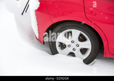 Ein Auto auf Wrynose Pass im Lake District zu 1300 Füßen stecken. Stockfoto