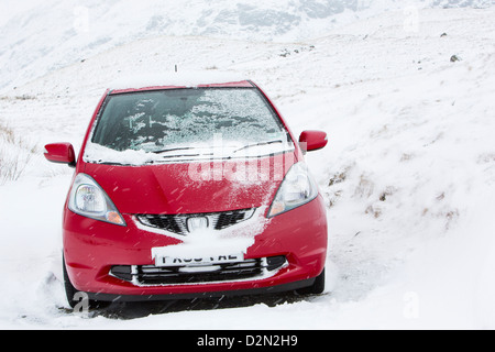 Ein Auto auf dem Gipfel des Wrynose Pass im Lake District bei 1300 Füße stecken. Stockfoto