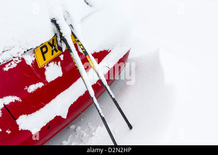 Ein Auto auf Wrynose Pass im Lake District zu 1300 Füßen stecken. Stockfoto