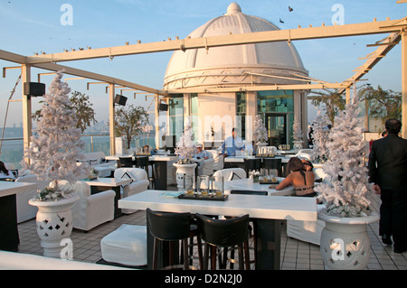 Dome Bar Cafe Pub Dachterrasse direkt am Meer-Promenade-Mumbai (Bombay) Indien Marine Drive Stockfoto