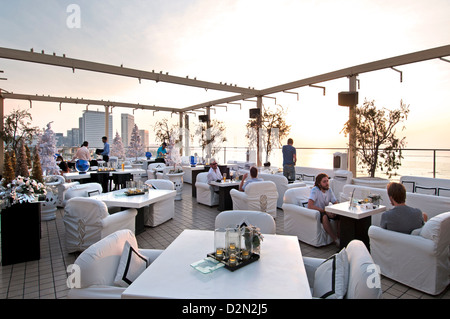 Dome Bar Cafe Pub Dachterrasse direkt am Meer-Promenade-Mumbai (Bombay) Indien Marine Drive Stockfoto