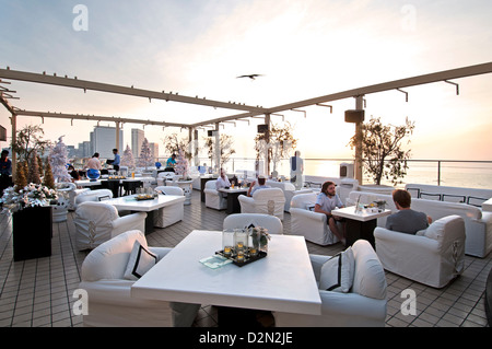 Dome Bar Cafe Pub Dachterrasse direkt am Meer-Promenade-Mumbai (Bombay) Indien Marine Drive Stockfoto