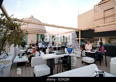 Dome Bar Cafe Pub Dachterrasse direkt am Meer-Promenade-Mumbai (Bombay) Indien Marine Drive Stockfoto