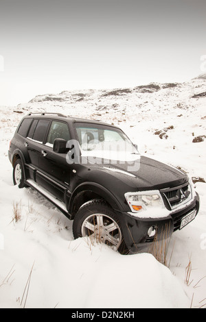 Ein Auto auf Wrynose Pass im Lake District zu 1300 Füßen stecken. Stockfoto