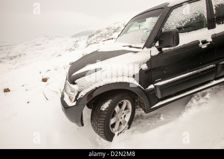 Ein Auto auf Wrynose Pass im Lake District zu 1300 Füßen stecken. Stockfoto