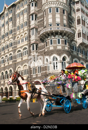 Pferdekutsche Kutsche auf eine Sightseeing Tour durch Colaba Mumbai vor TheTaj Mahal Palace Hotel Mumbai (Bombay) Indien Stockfoto