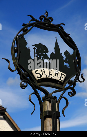 Shere Ortsschild, Wappen, Surrey, England Stockfoto