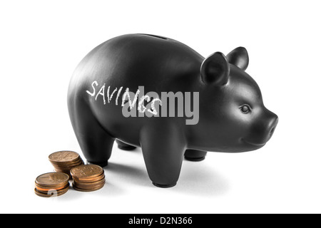 Schwarzes Sparschwein auf weißem Hintergrund mit "Einsparungen" darauf geschrieben Stockfoto