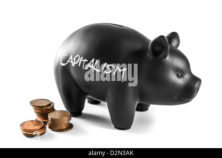 Schwarzes Sparschwein auf weißem Hintergrund mit geschrieben und drei Stapel von 2 Pence Münzen Stockfoto