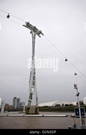 Die Emirates Air Line (Thames Cable Car) überqueren die Themse zwischen Greenwich Peninsula und The Royal Docks, London, UK Stockfoto