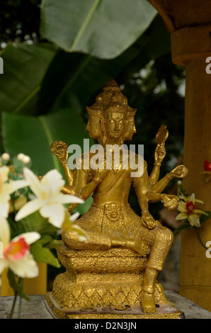 Eine Reihe von siamesischen goldenen Buddha-Statuen in vier Richtungen, halb sitzend vor. Stockfoto